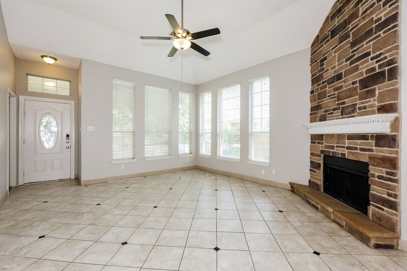 2,200/Mo, 817 Clover Hill Lane Cedar Hill, TX 75104 Living Room View 2