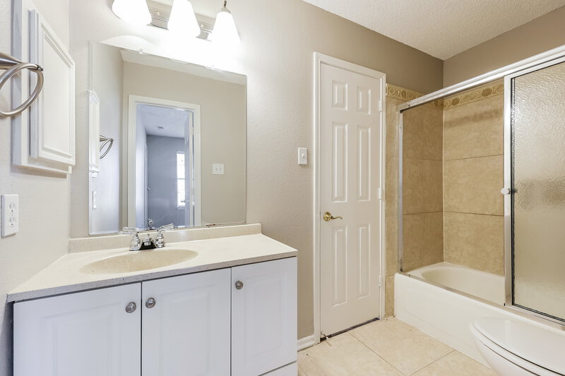 2,200/Mo, 817 Clover Hill Lane Cedar Hill, TX 75104 Bathroom View