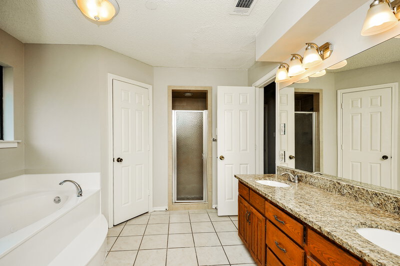 1,975/Mo, 4909 Barberry Drive Fort Worth, TX 76133 Main Bathroom View