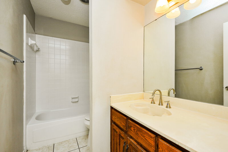 1,975/Mo, 4909 Barberry Drive Fort Worth, TX 76133 Bathroom View