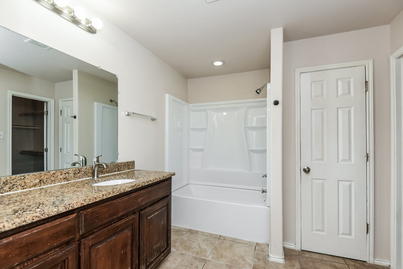 2,215/Mo, 1127 Kielder Court Fort Worth, TX 76134 Main Bathroom View