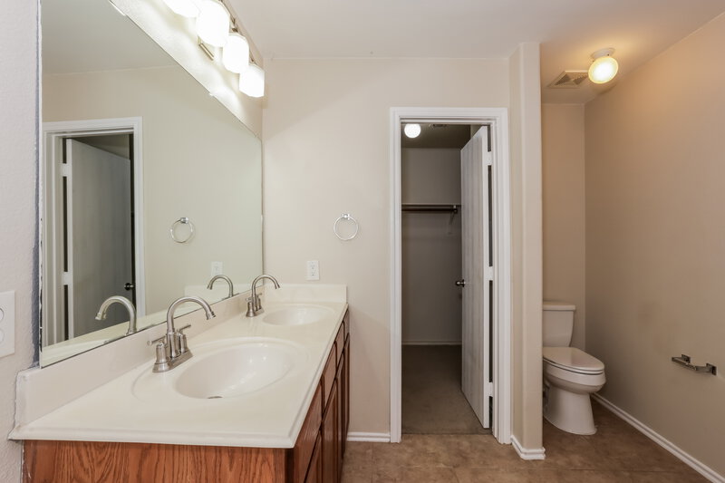 2,055/Mo, 636 Horn Street Crowley, TX 76036 Main Bathroom View