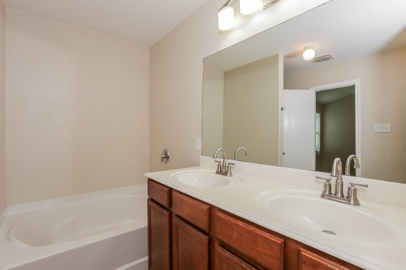 2,055/Mo, 636 Horn Street Crowley, TX 76036 Main Bathroom View 2