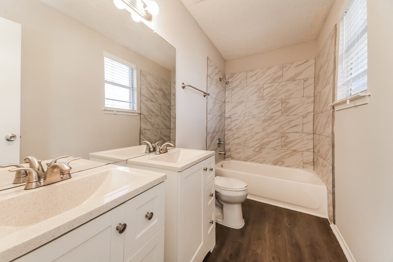 2,060/Mo, 237 Yale Blvd Glenn Heights, TX 75154 Main Bathroom View