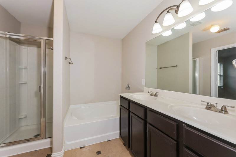 2,020/Mo, 573 Creekbend Street Crowley, TX 76036 Main Bathroom View