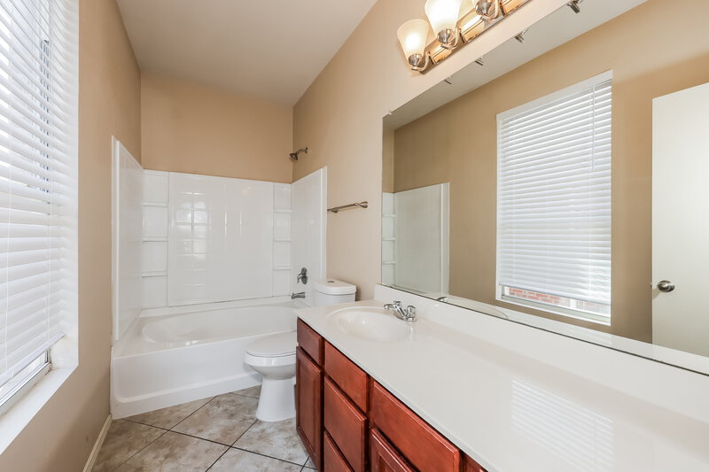 1,820/Mo, 1104 Castle Springs Rd. Fort Worth, TX 76134 Main Bathroom View