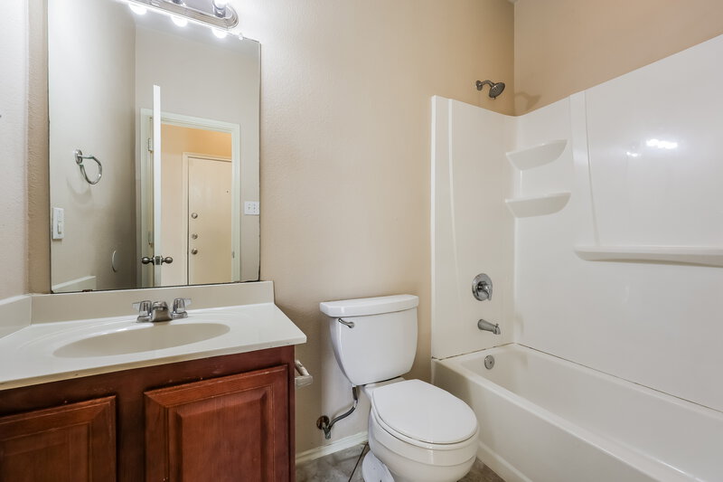 1,820/Mo, 1104 Castle Springs Rd. Fort Worth, TX 76134 Bathroom View