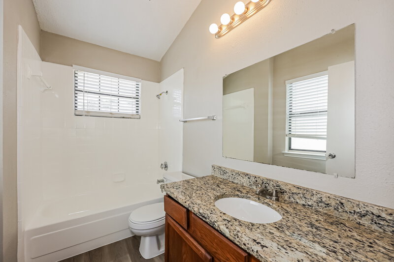 1,865/Mo, 1804 Lincolnshire Way Fort Worth, TX 76134 Main Bathroom View