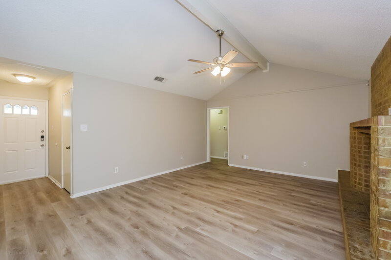 1,995/Mo, 749 Parkview Drive Burleson, TX 76028 Living Room View 2