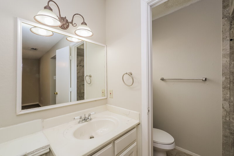 1,995/Mo, 749 Parkview Drive Burleson, TX 76028 Main Bathroom View
