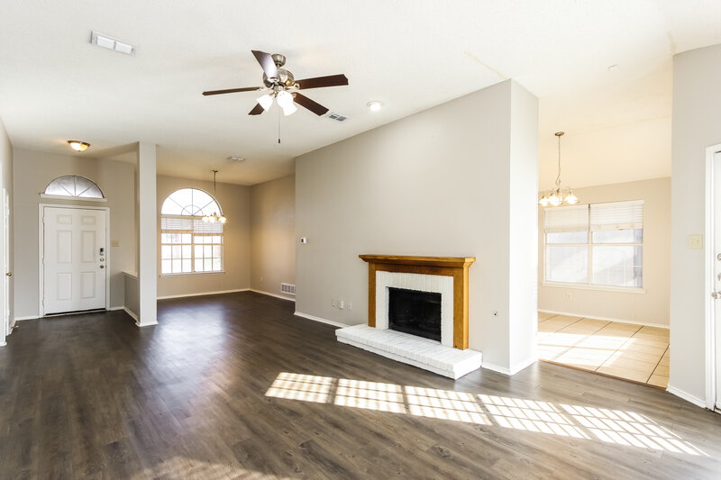 2,385/Mo, 810 Lovern St Cedar Hill, TX 75104 Living Room View 2