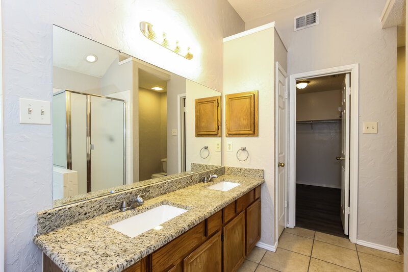 2,385/Mo, 810 Lovern St Cedar Hill, TX 75104 Main Bathroom View