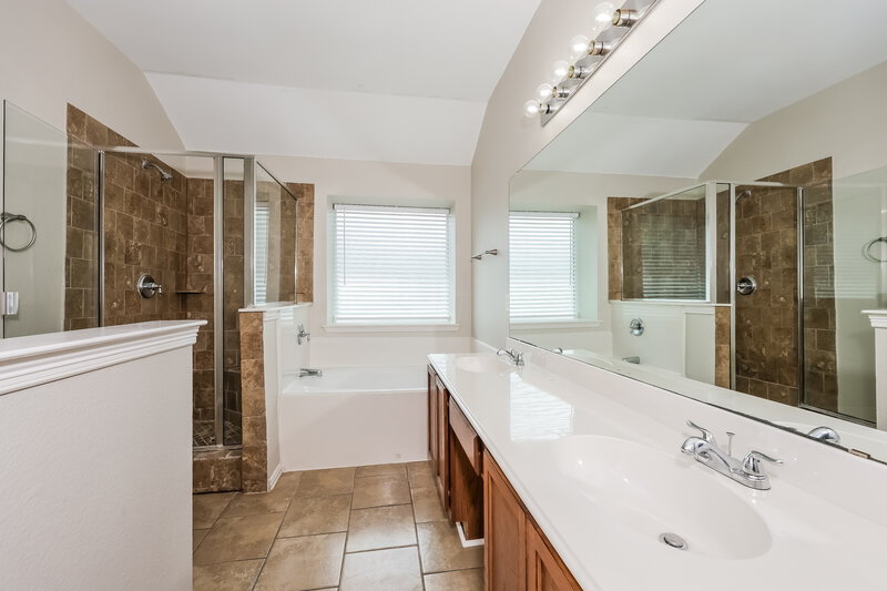 2,260/Mo, 115 Richard Lane Red Oak, TX 75154 Main Bathroom View