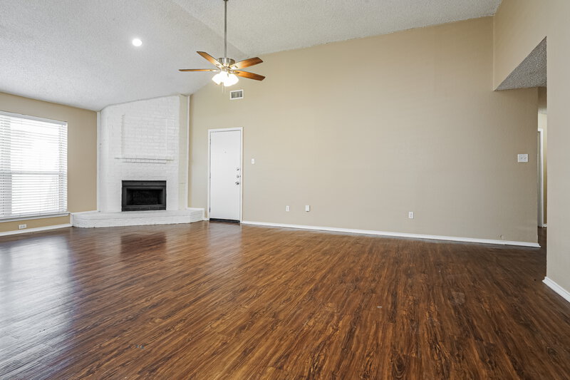 0/Mo, 405 Lemon Drive Arlington, TX 76018 Living Room View