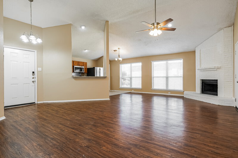 0/Mo, 405 Lemon Drive Arlington, TX 76018 Living Room View 3