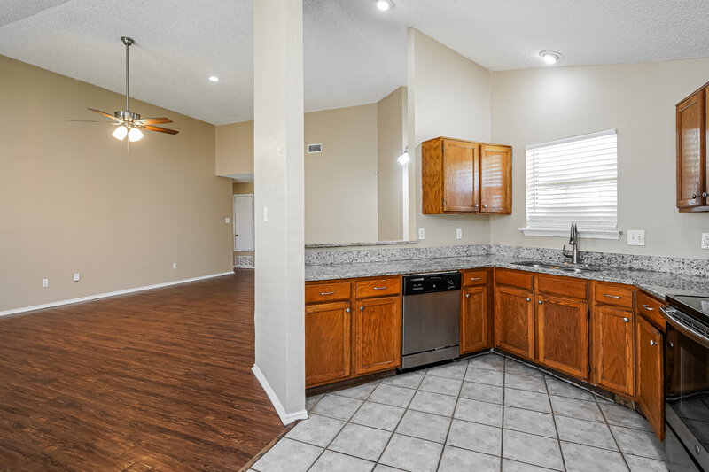 0/Mo, 405 Lemon Drive Arlington, TX 76018 Kitchen View 2