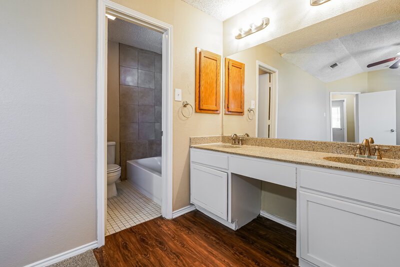 0/Mo, 405 Lemon Drive Arlington, TX 76018 Main Bathroom View