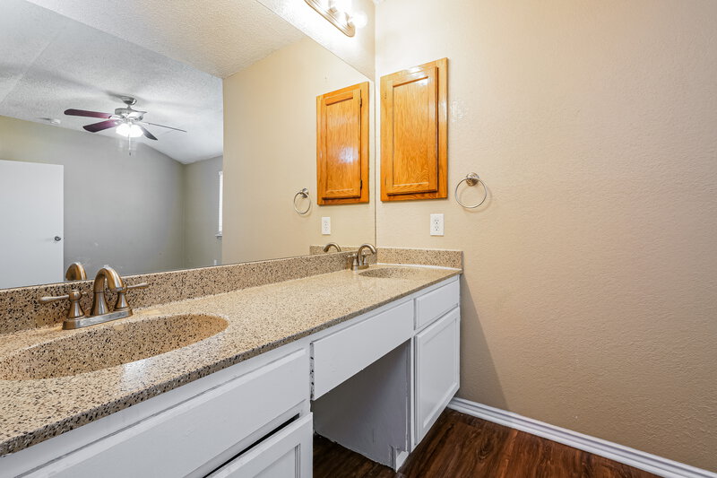 0/Mo, 405 Lemon Drive Arlington, TX 76018 Main Bathroom View 2