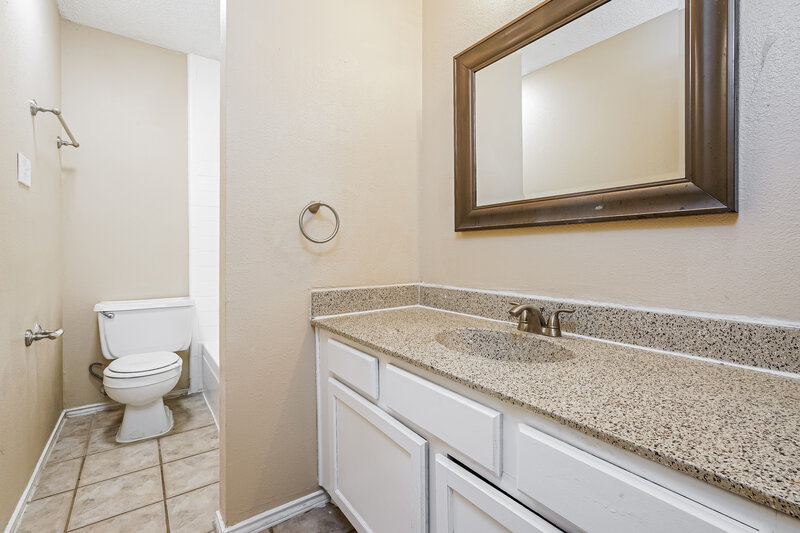 0/Mo, 405 Lemon Drive Arlington, TX 76018 Bathroom View