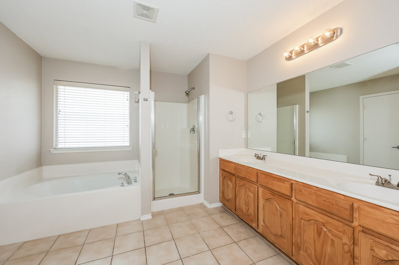 2,190/Mo, 721 Horseshoe Desoto, TX 75115 Main Bathroom View