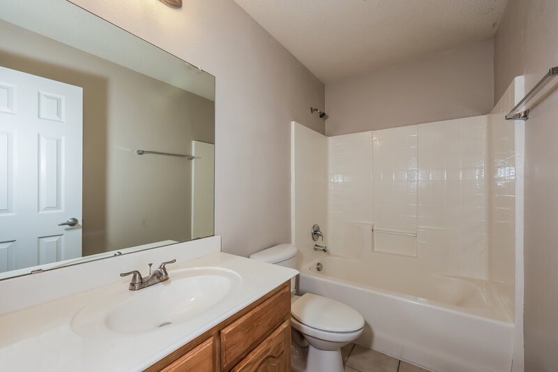 2,190/Mo, 721 Horseshoe Desoto, TX 75115 Bathroom View