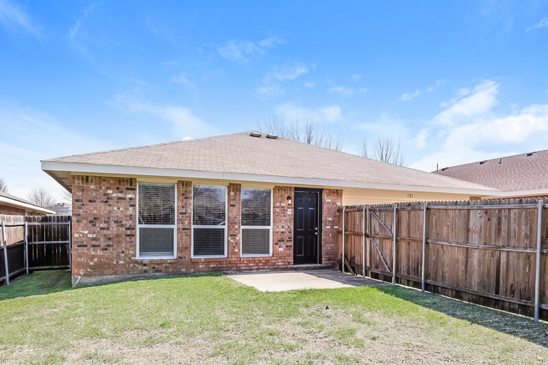 2,190/Mo, 721 Horseshoe Desoto, TX 75115 Rear View