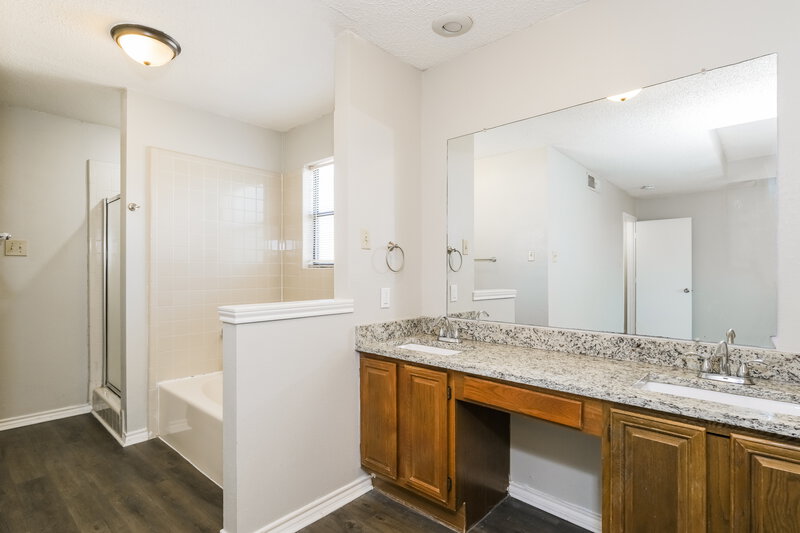 2,595/Mo, 2433 Deer Run Lewisville, TX 75067 Main Bathroom View