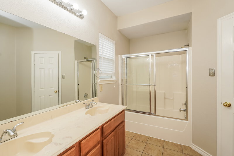 1,970/Mo, 1824 Alanbrooke Drive Fort Worth, TX 76140 Main Bathroom View