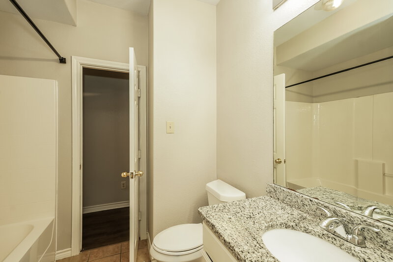 1,970/Mo, 1824 Alanbrooke Drive Fort Worth, TX 76140 Bathroom View