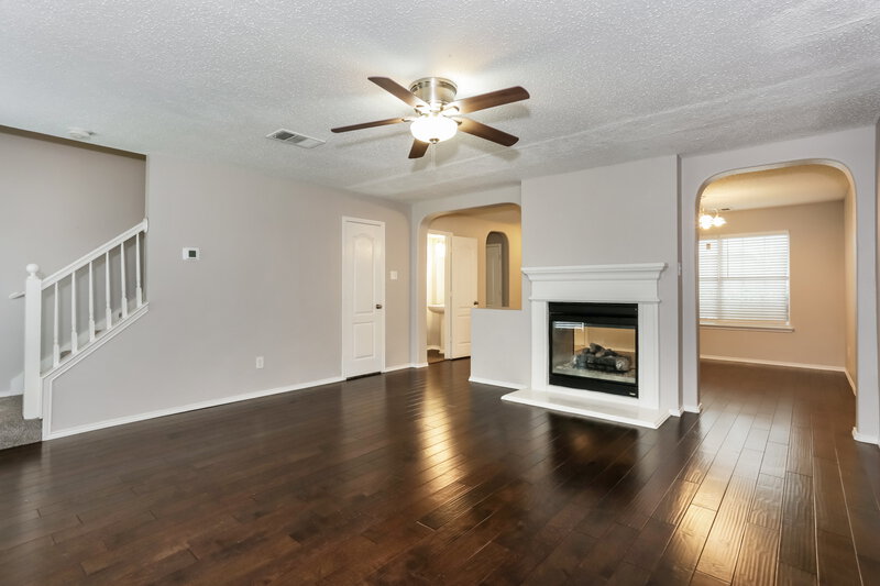 2,420/Mo, 705 Timber Trail Desoto, TX 75115 Living Room View 2