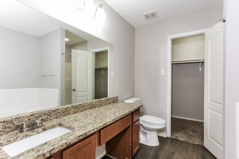 2,420/Mo, 705 Timber Trail Desoto, TX 75115 Main Bathroom View