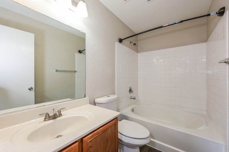 1,915/Mo, 1433 Royal Meadows Trail Fort Worth, TX 76140 Main Bathroom View