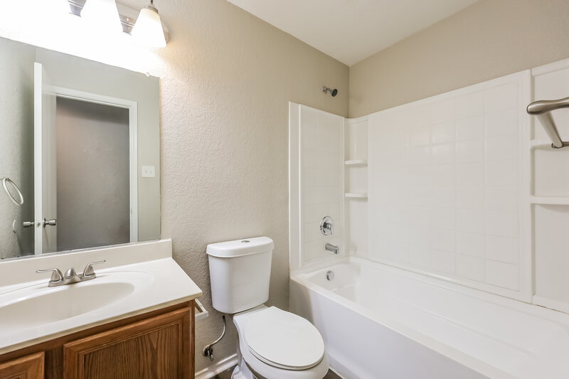 1,915/Mo, 1433 Royal Meadows Trail Fort Worth, TX 76140 Bathroom View
