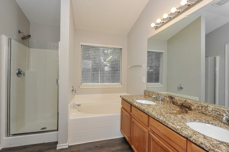 1,845/Mo, 3301 Royal Crest Drive Fort Worth, TX 76140 Main Bathroom View