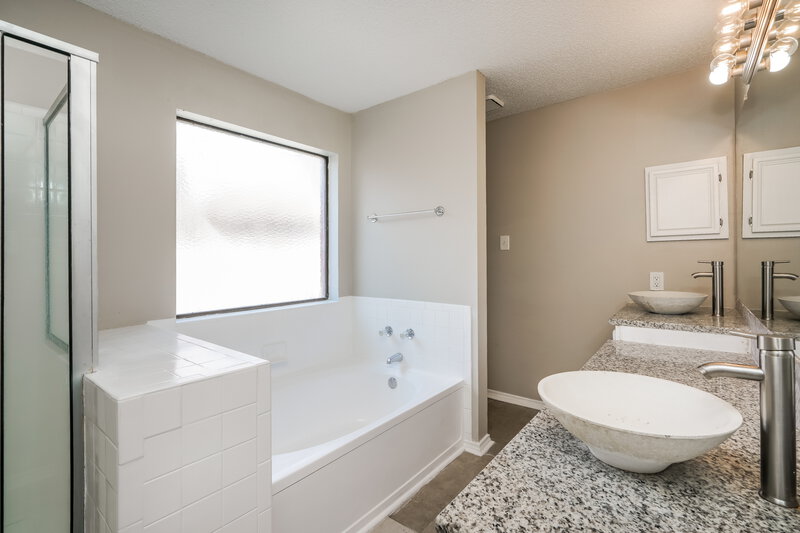 2,645/Mo, 304 Pinnacle Drive Cedar Hill, TX 75104 Main Bathroom View