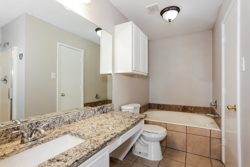 2,050/Mo, 1101 Castleman Drive Cedar Hill, TX 75104 Main Bathroom View