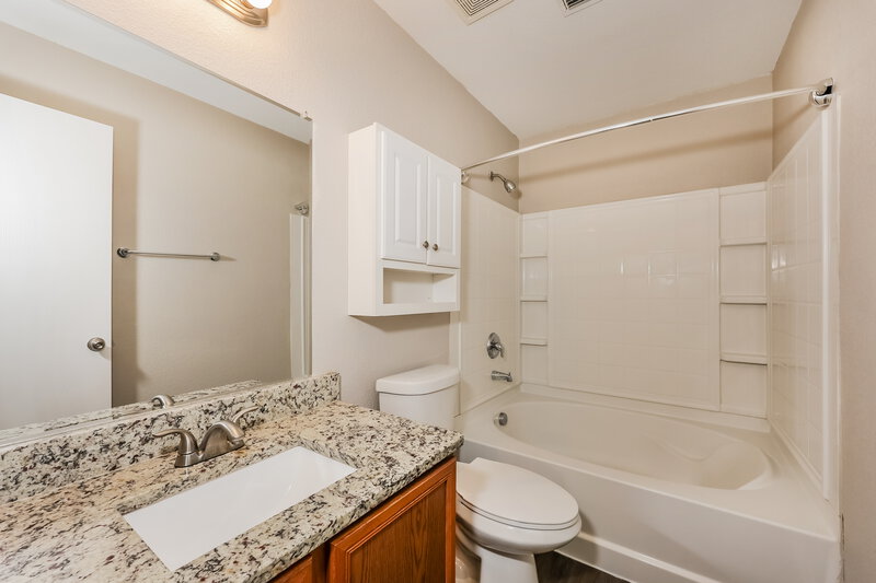 1,760/Mo, 1329 Castle Ridge Road Fort Worth, TX 76140 Main Bathroom View