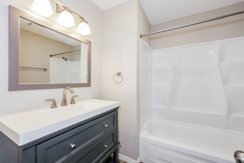 1,835/Mo, 812 Lynne Lane Burleson, TX 76028 Bathroom View