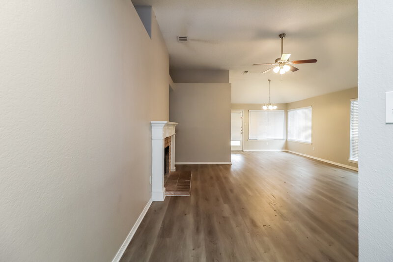 2,105/Mo, 809 Wyndham Place Arlington, TX 76017 Living Room View