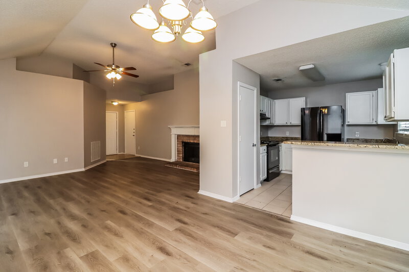 2,105/Mo, 809 Wyndham Place Arlington, TX 76017 Living Room View 2