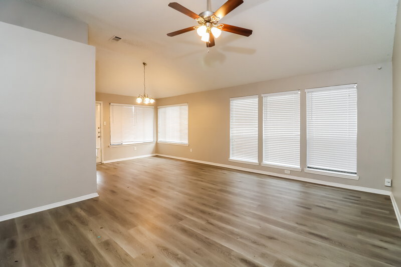 2,105/Mo, 809 Wyndham Place Arlington, TX 76017 Living Room View 3