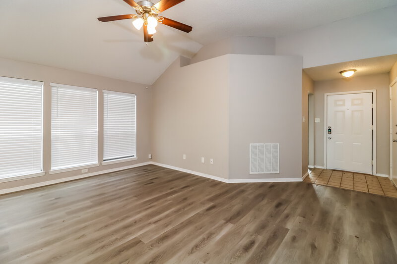 2,105/Mo, 809 Wyndham Place Arlington, TX 76017 Living Room View 4