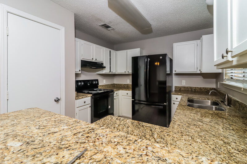 2,105/Mo, 809 Wyndham Place Arlington, TX 76017 Kitchen View 2