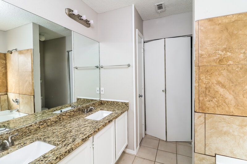 2,105/Mo, 809 Wyndham Place Arlington, TX 76017 Main Bathroom View