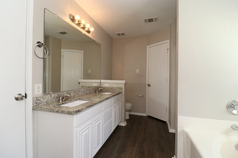 1,910/Mo, 1100 Savage Dr Denton, TX 76207 Main Bathroom View