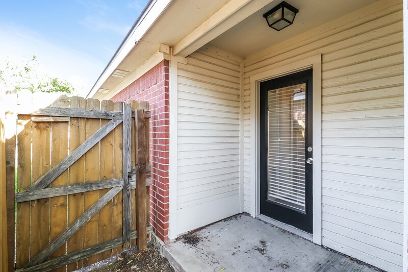 1,910/Mo, 1100 Savage Dr Denton, TX 76207 Rear View