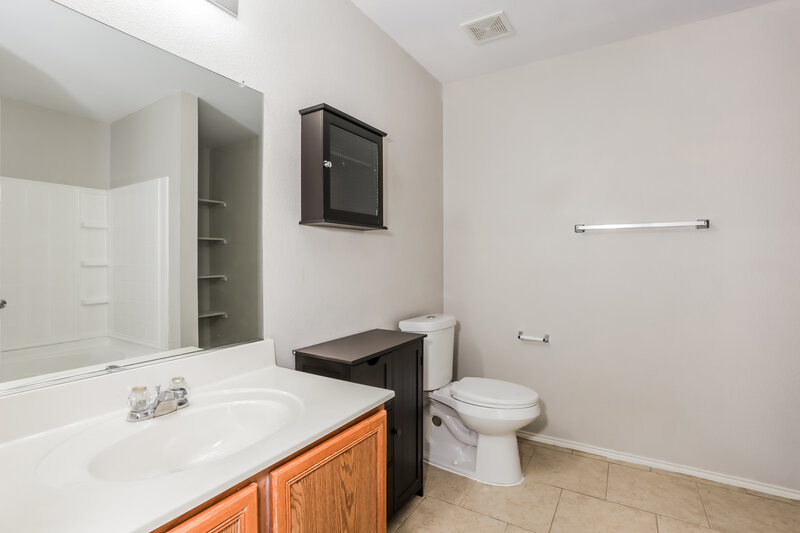 1,985/Mo, 1453 Castle Ridge Road Fort Worth, TX 76140 Main Bathroom View