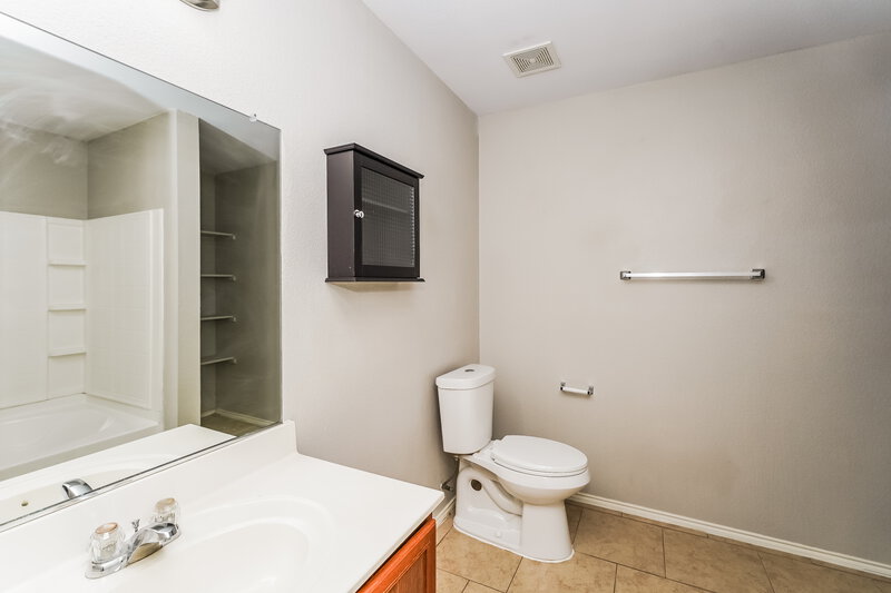 1,840/Mo, 1453 Castle Ridge Road Fort Worth, TX 76140 Main Bathroom View