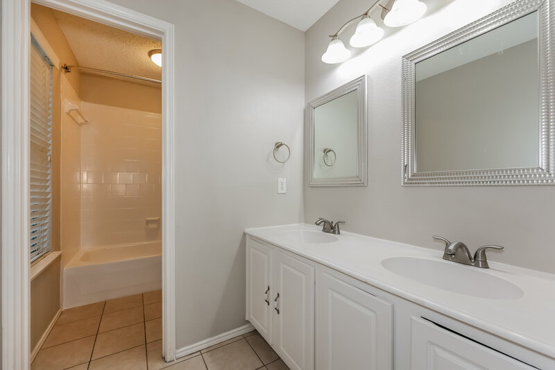 2,325/Mo, 8425 Vicksburg Lane Fort Worth, TX 76123 Bathroom View