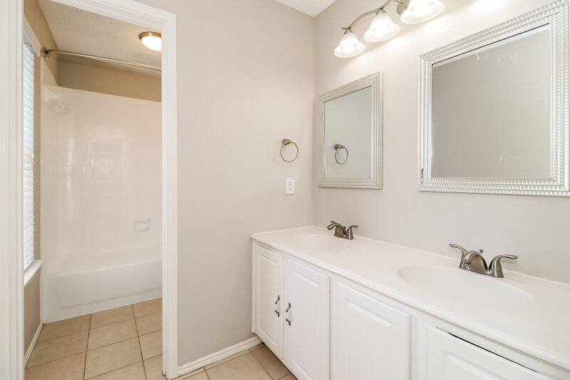 2,440/Mo, 8425 Vicksburg Lane Fort Worth, TX 76123 Bathroom View
